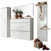 Modernes Flurmöbel-Set in Weiß mit Holzablagen: links hoher Schrank, mittig Kommode mit Spiegel, rechts Garderobenpaneel mit Ablage, Haken und Kleiderbügel; Ansicht schräg von vorn