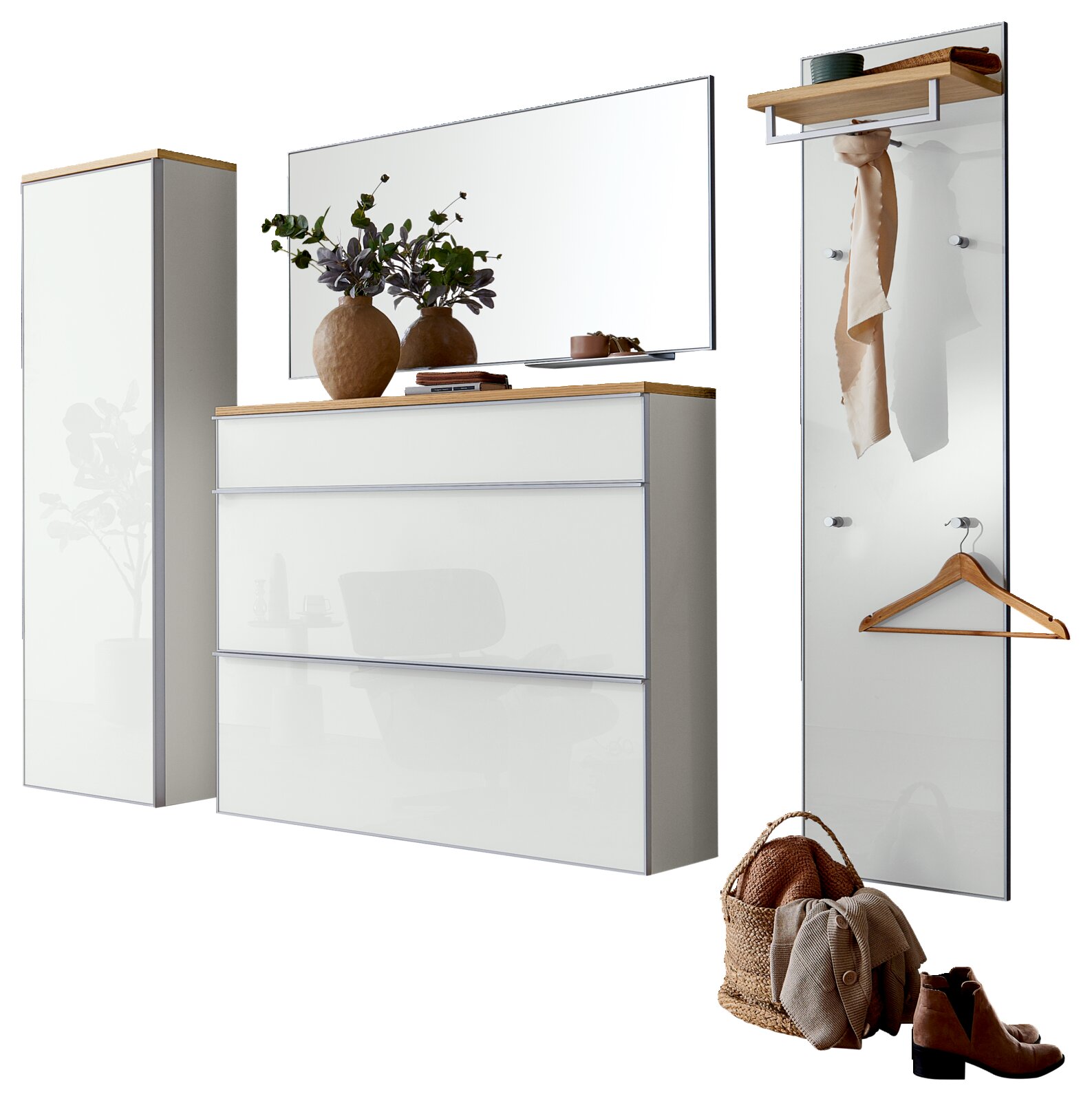 Modernes Flurmöbel-Set in Weiß mit Holzablagen: links hoher Schrank, mittig Kommode mit Spiegel, rechts Garderobenpaneel mit Ablage, Haken und Kleiderbügel; Ansicht schräg von vorn