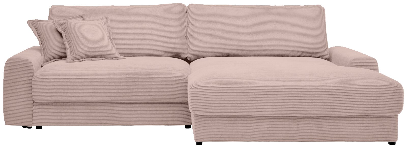 Beiges Cord-Ecksofa mit Ottomane rechts, breiten Armlehnen und zwei Rückenkissen sowie einem Zierkissen, freigestellt in Frontansicht.