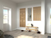 Holzgarderobe mit Bank und Spiegel in einem hellen Raum, seitliche Perspektive