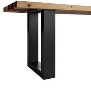 Nahaufnahme einer Gartenbank mit Holzsitzfläche und schwarzem Metallgestell, seitliche Perspektive