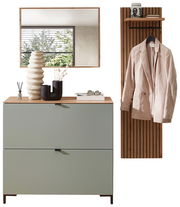 Garderoben-Set Schilf bestehend aus einem modernen, grünen Schrank mit zwei Schubladen, einem Spiegel darüber und einer hölzernen Garderobenleiste mit Haken und Ablage. Perspektive: Frontalansicht.