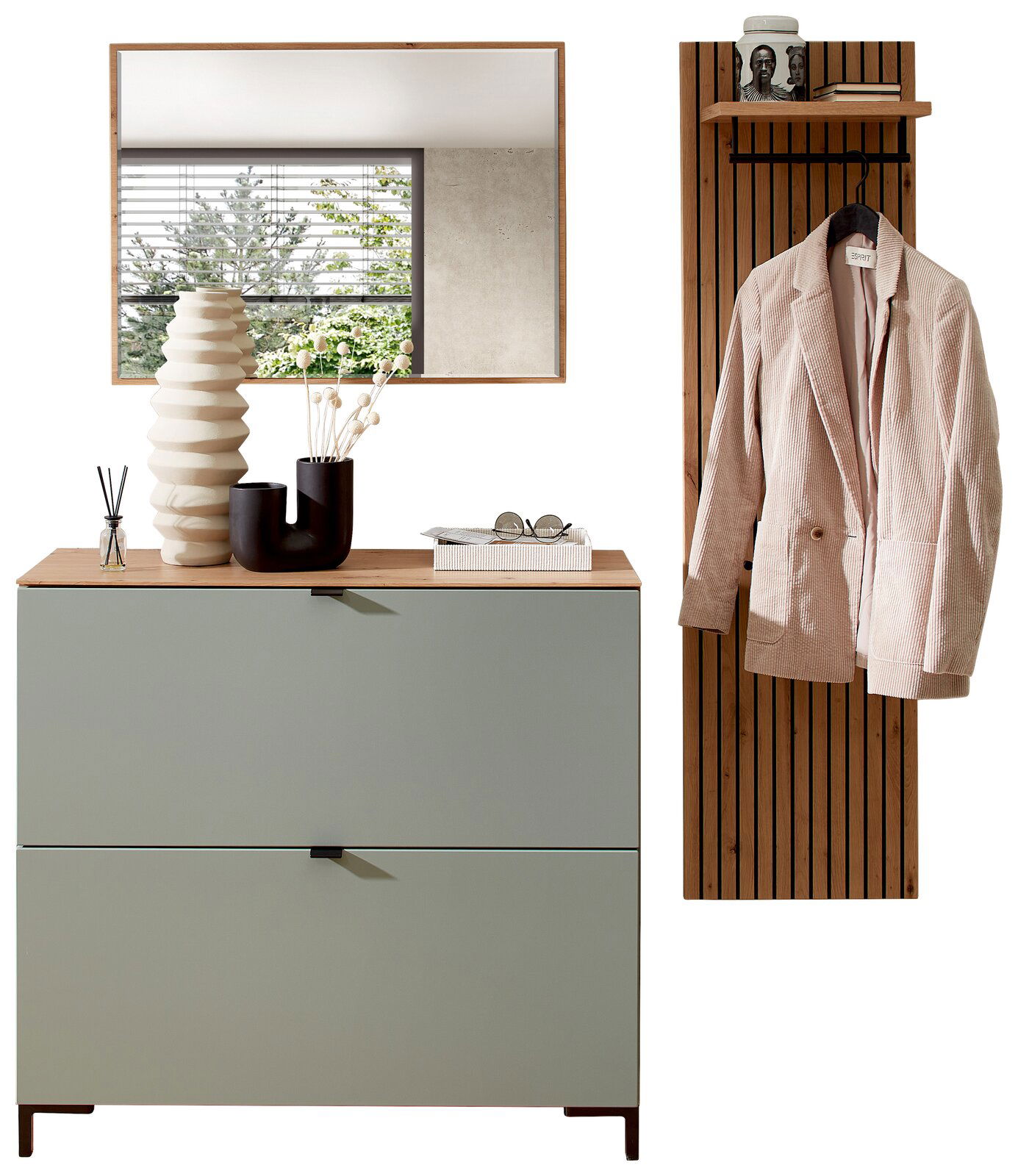 Garderoben-Set Schilf bestehend aus einem modernen, grünen Schrank mit zwei Schubladen, einem Spiegel darüber und einer hölzernen Garderobenleiste mit Haken und Ablage. Perspektive: Frontalansicht.