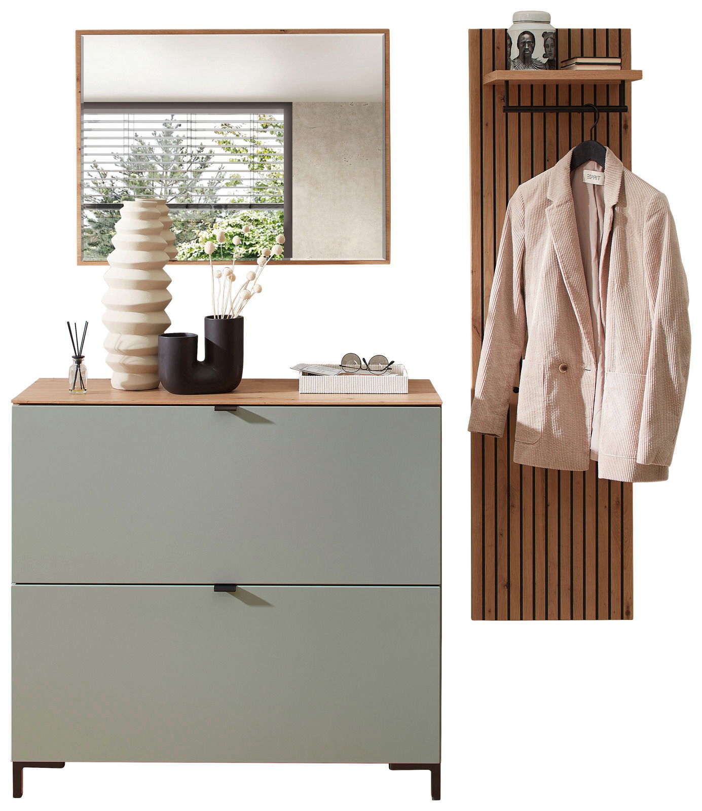 Garderoben-Set Schilf bestehend aus einem modernen, grünen Schrank mit zwei Schubladen, einem Spiegel darüber und einer hölzernen Garderobenleiste mit Haken und Ablage. Perspektive: Frontalansicht.