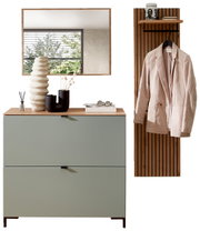 Garderoben-Set Schilf bestehend aus einem modernen, grünen Schrank mit zwei Schubladen, einem Spiegel darüber und einer hölzernen Garderobenleiste mit Haken und Ablage. Perspektive: Frontalansicht.