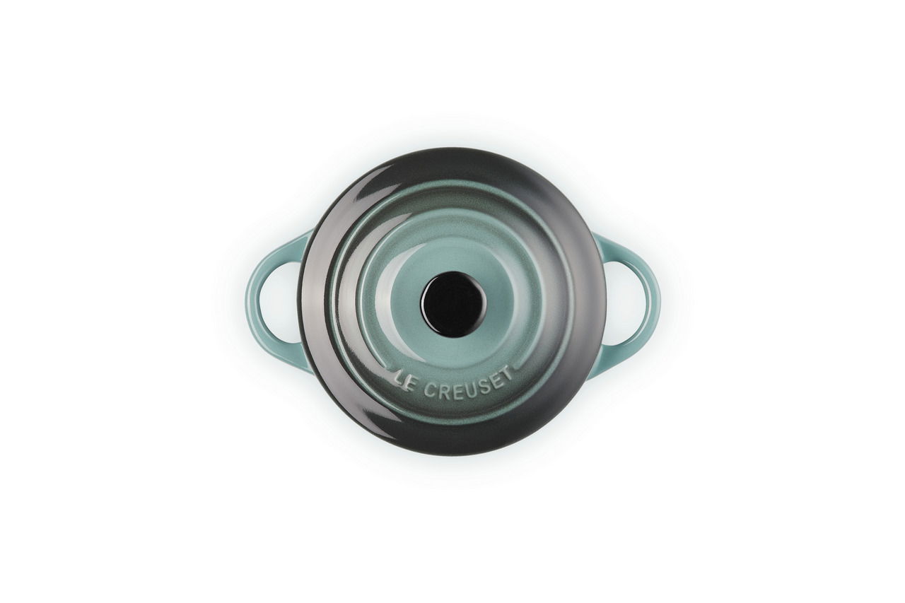 Obere Ansicht einer Mino Cocotte Ocean von Le Creuset in Blaugrün mit zwei Griffen.