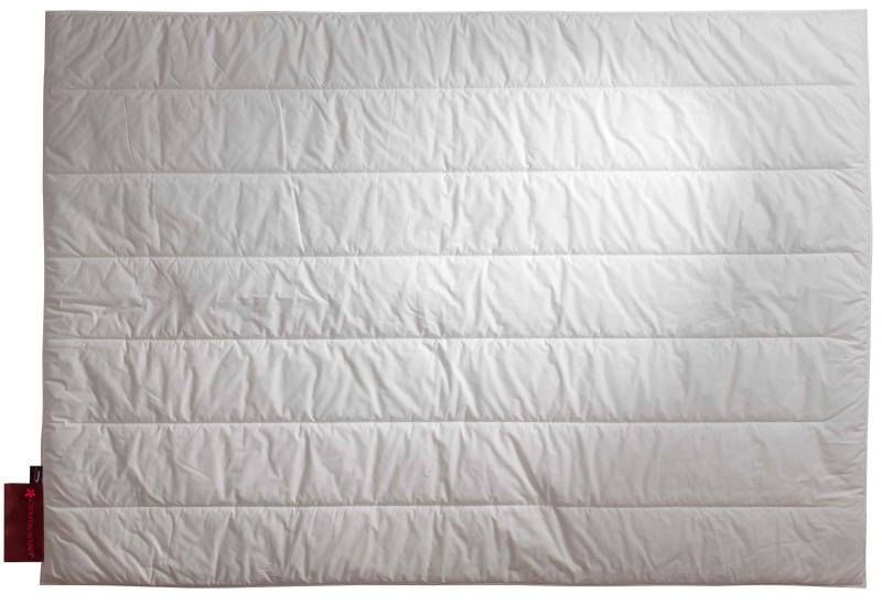 Luftaufnahme einer weißen Steppdecke, Royal dl Duo-Bett 155x220, mit horizontalen Nähten und einem roten Etikett an der Seite.