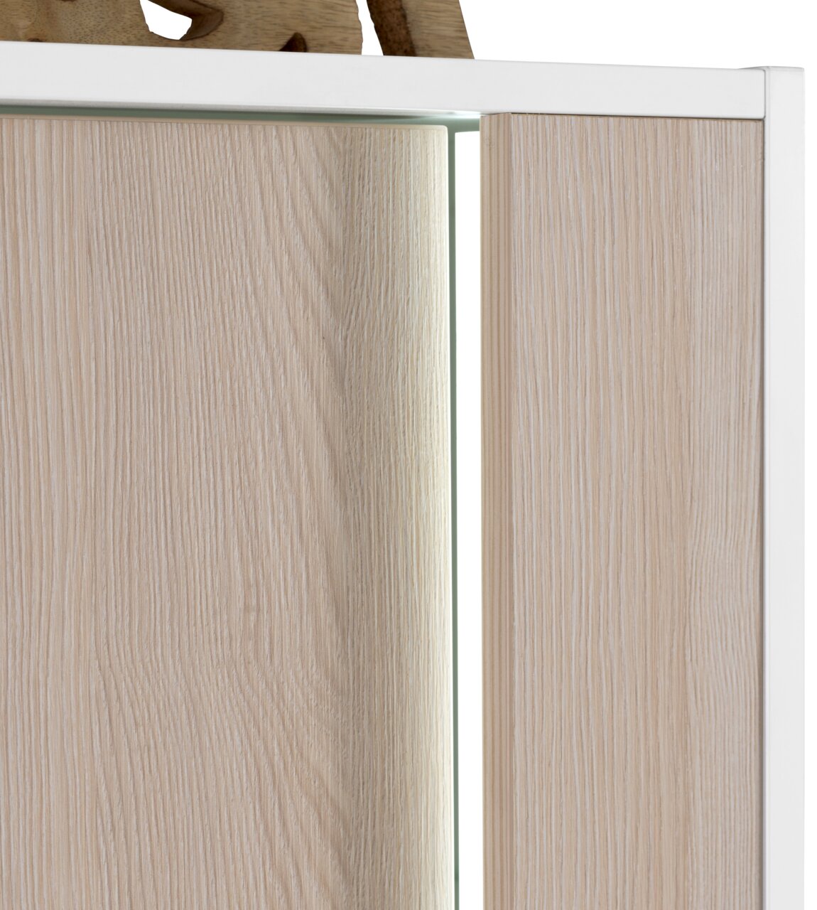 Voleo Midischrank FREYA Nahaufnahme eines Midischranks mit Holzoptik und weißem Rahmen, von vorne betrachtet.