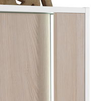 Nahaufnahme eines Midischranks mit Holzoptik und weißem Rahmen, von vorne betrachtet.