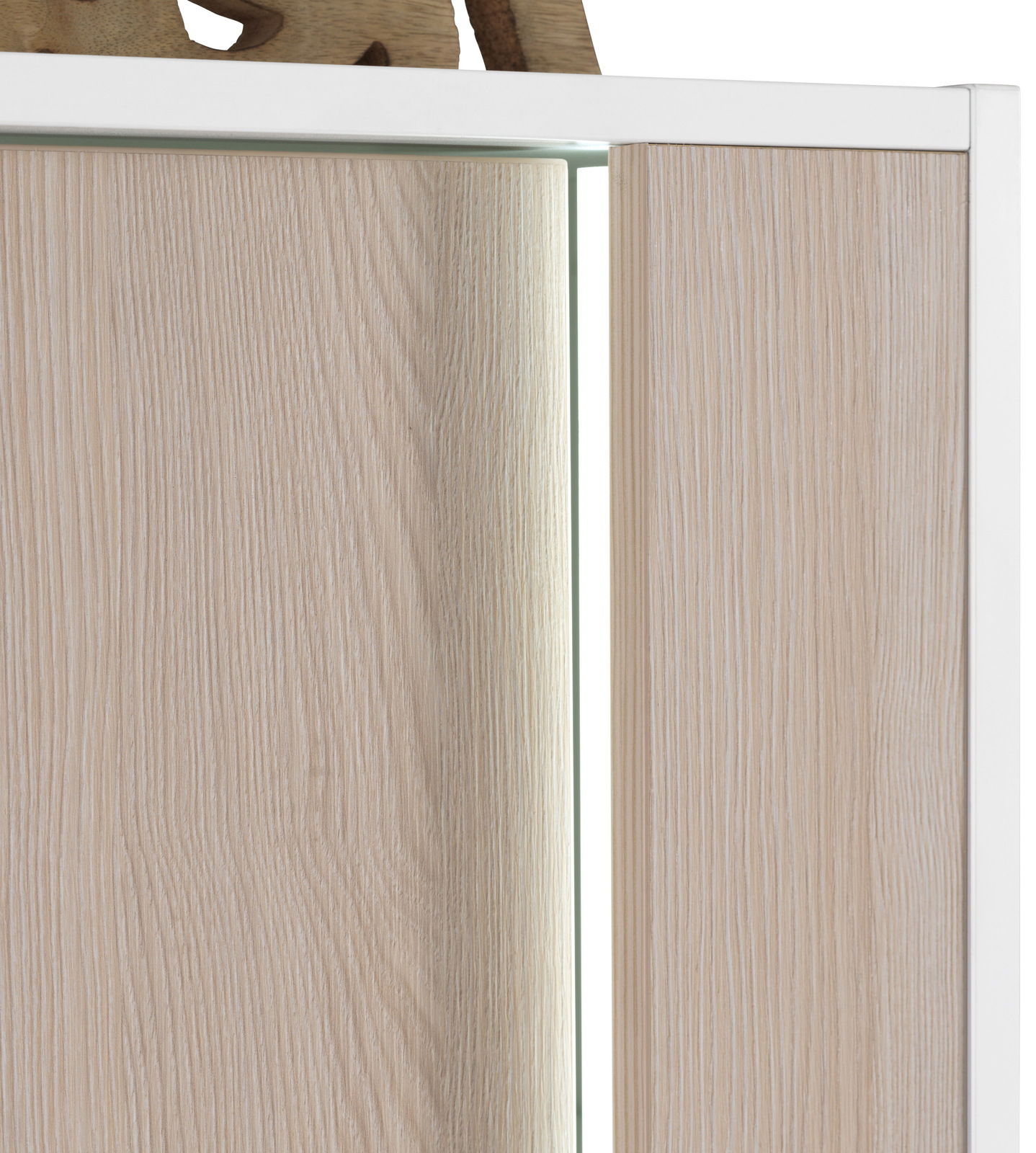 Nahaufnahme eines Midischranks mit Holzoptik und weißem Rahmen, von vorne betrachtet.