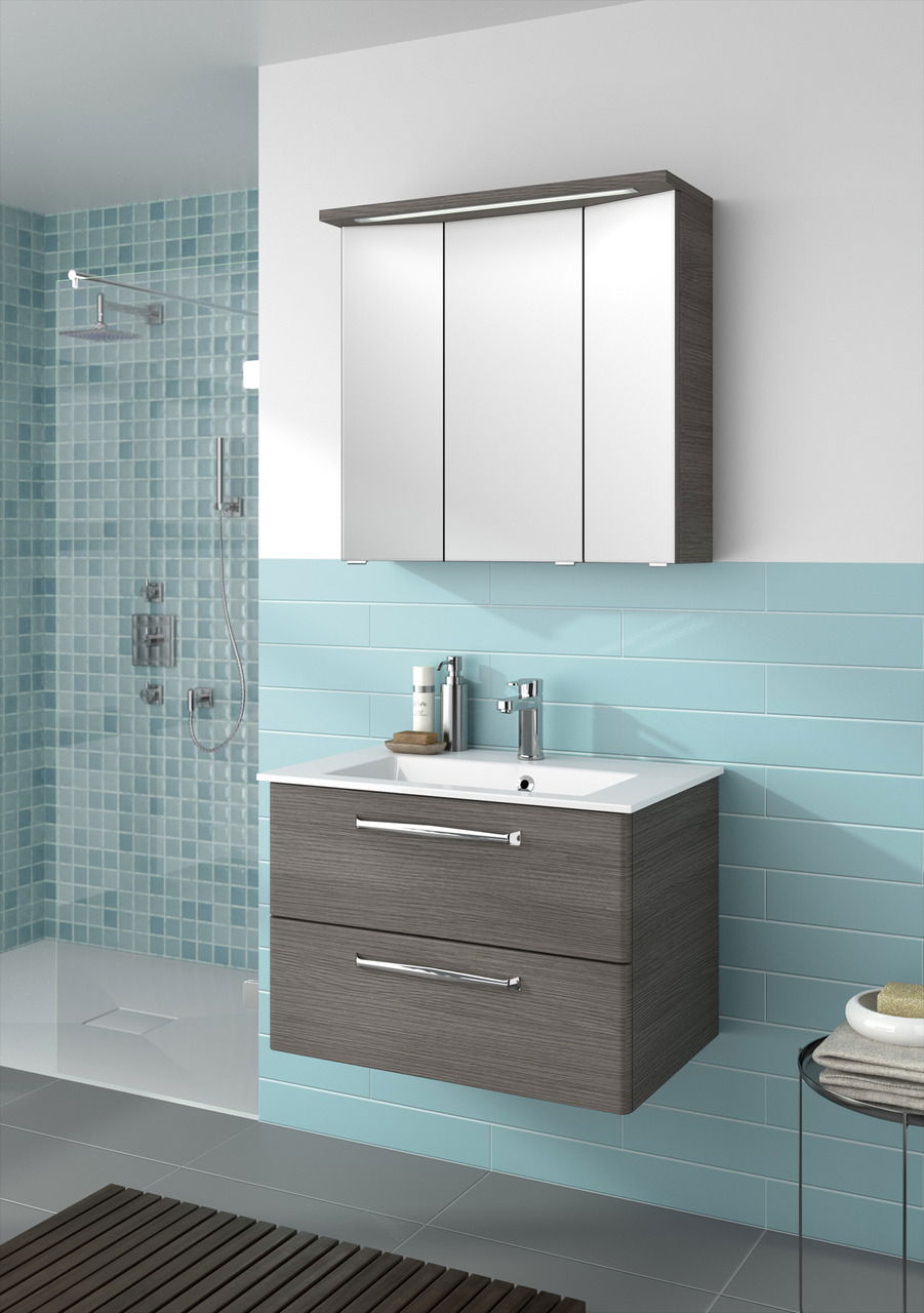 Moderner Badblock mit Spiegelschrank und Waschbecken aus der Perspektive von vorne, umgeben von blauen Fliesen.