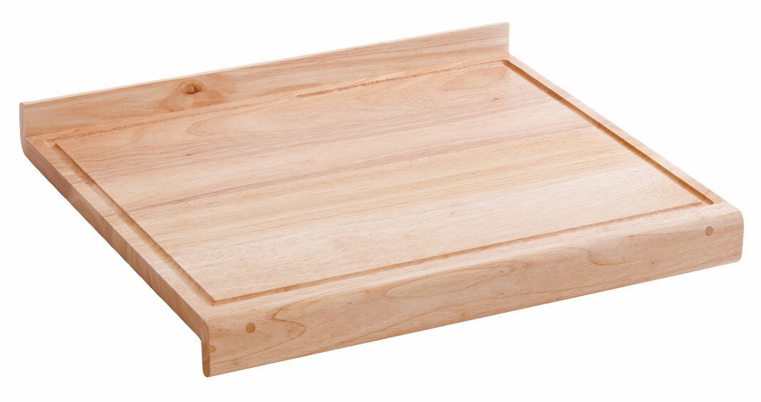 Holz-Tranchierbrett mit erhöhtem Rand, perspektivisch von schräg oben fotografiert.