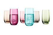 Sechsteiliges Set von Trinkgläsern in verschiedenen Farben, aus seitlicher Perspektive fotografiert.
