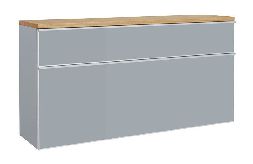 Grauer, moderner Schrank/Sideboard mit Holzplatte und zwei horizontalen Frontlinien, freigestellt auf weißem Hintergrund, Perspektive: leicht schräg von vorne links.