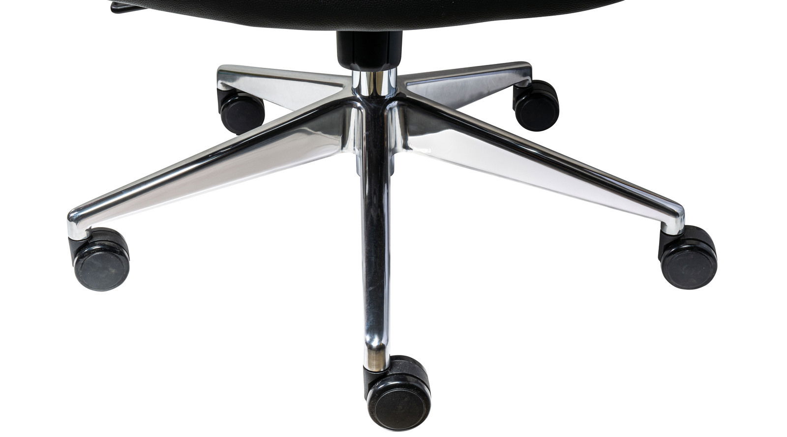 Nahaufnahme der Basis eines Chefsessels mit fünf Rollen und verchromtem Gestell, von unten fotografiert.