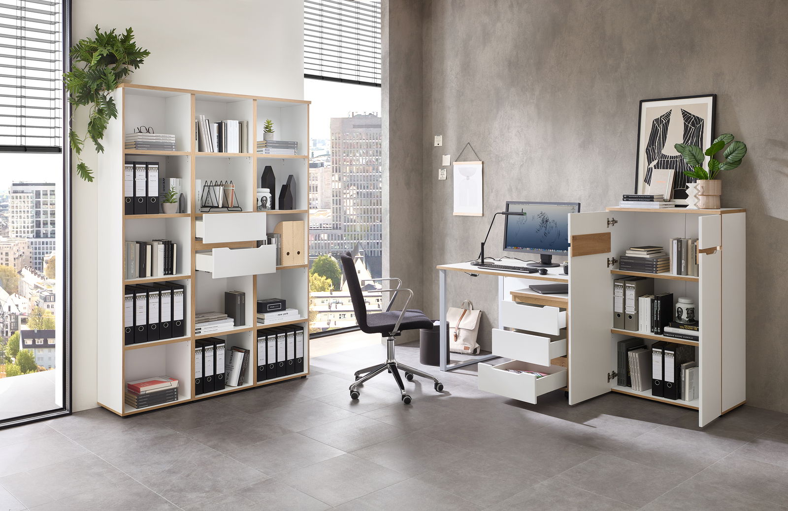 Moderne Büroumgebung mit Regalsystem, Schreibtisch und Rollcontainer in heller Holzoptik, seitliche Perspektive.