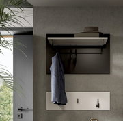 Moderne Wandgarderobe mit Ablageboard und Kleiderstange, schwarzes Paneel mit Bügeln und hängendem Mantel über weißer Schlüsselablage, frontale Ansicht