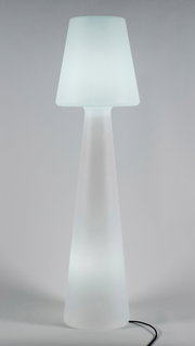 Weiße, leuchtende Stehlampe mit konischem Schirm und schlankem, konischem Fuß, Kabel sichtbar, frontal aus leicht erhöhter Perspektive vor grauem Hintergrund