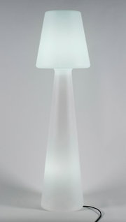 Weiße, leuchtende Stehlampe mit konischem Schirm und schlankem, konischem Fuß, Kabel sichtbar, frontal aus leicht erhöhter Perspektive vor grauem Hintergrund