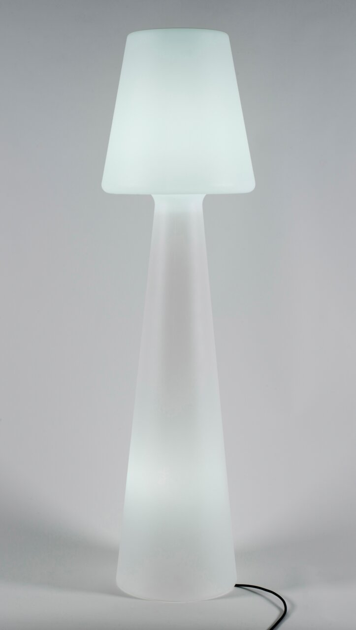 Witte, stralende staande lamp met een conische kap en een slanke, conische voet; de kabel is zichtbaar; vooraanzicht vanuit een licht verhoogd perspectief tegen een grijze achtergrond