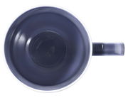 Ansicht von oben auf einen blauen Becher mit Henkel, 0,35 l Fassungsvermögen.