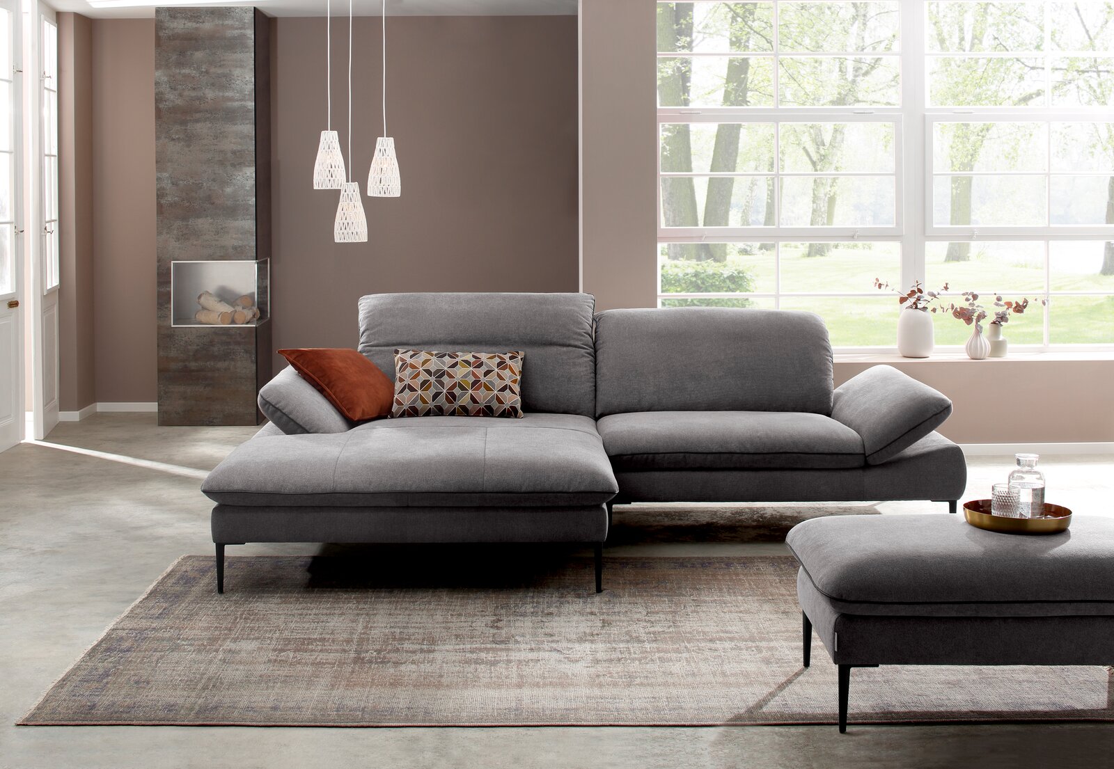 Großer grauer Hocker in einem modernen Wohnzimmer, seitliche Perspektive