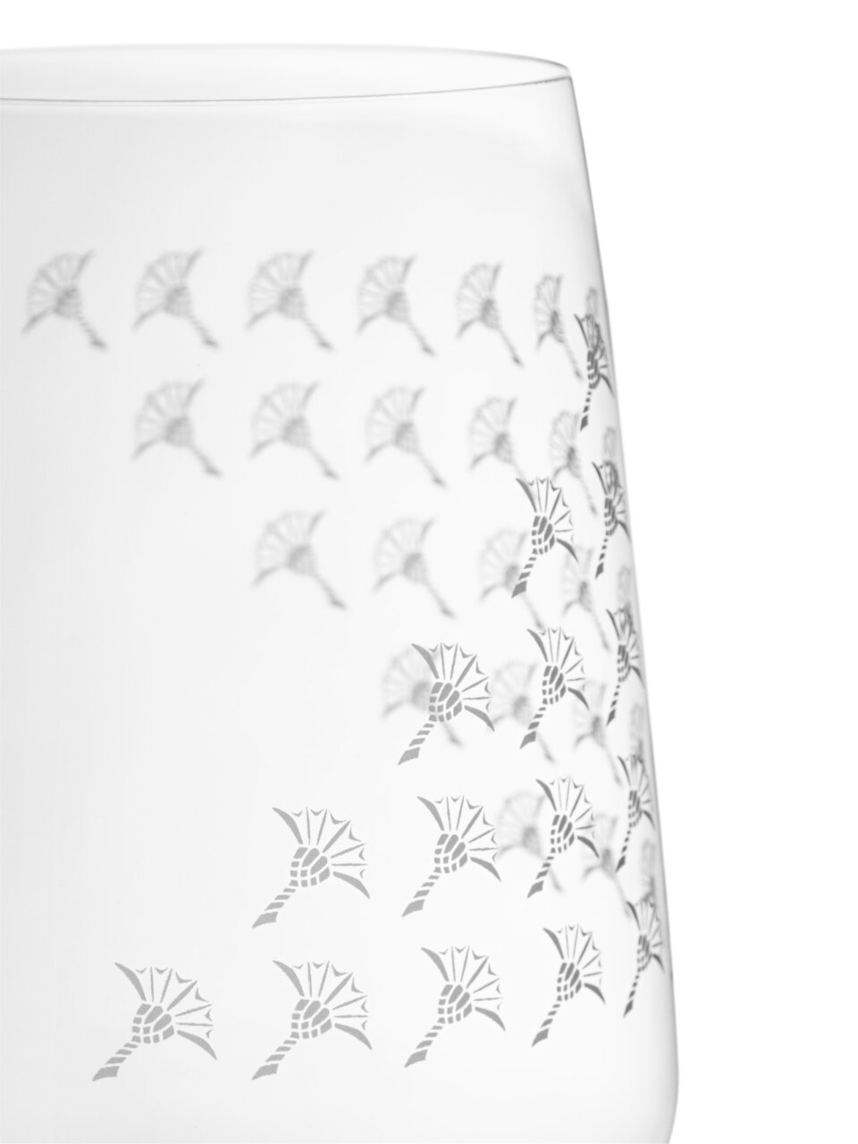 Nahaufnahme eines Rotweinglases mit weiß mattem Finish und dekorativem Muster, seitliche Perspektive