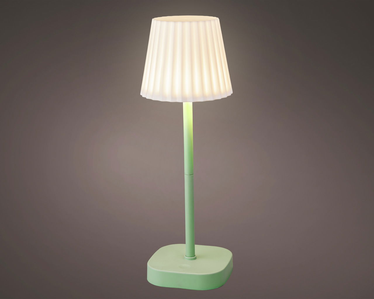 Tischlampe aus Plastik mit weißem, geripptem Lampenschirm und grünem Sockel, seitliche Perspektive