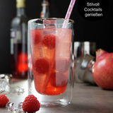 Doppelwandiges Glas mit Himbeer-Cocktail, Strohhalm und Eiswürfeln, seitliche Perspektive