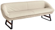 Beige 2,5-Sitzer Bank mit weicher Polsterung und modernen Metallbeinen, seitliche Perspektive