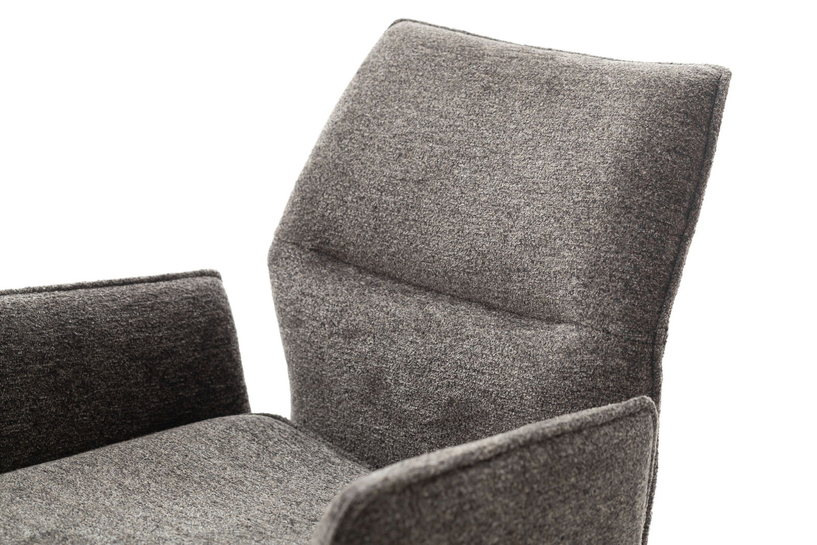 Nahaufnahme eines grauen Barstuhls mit gepolsterter Rückenlehne und Armlehnen, seitliche Perspektive