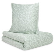 Satinbettwäsche 135x200cm mit dezentem Leopardenmuster in Grün, perspektivisch von vorne fotografiert.