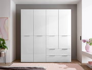 Weißer, hochglänzender Kleiderschrank mit vier Türen und zwei Schubladen, frontal aus der Vorderansicht im Schlafzimmer fotografiert