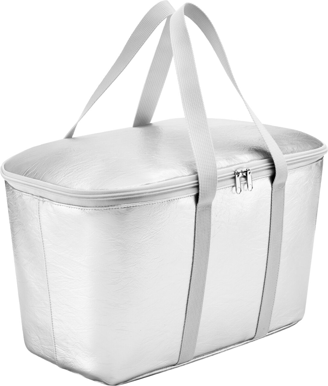 Silberne isolierte Kühltasche mit Reißverschluss und zwei grauen Tragegurten, schräg von vorne in leichter Draufsicht freigestellt auf weißem Hintergrund