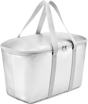 Silberne isolierte Kühltasche mit Reißverschluss und zwei grauen Tragegurten, schräg von vorne in leichter Draufsicht freigestellt auf weißem Hintergrund