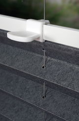 Nahaufnahme eines gefädelten Plissees in Anthrazit mit weißem Halter, seitliche Perspektive