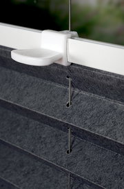 Nahaufnahme eines gefädelten Plissees in Anthrazit mit weißem Halter, seitliche Perspektive