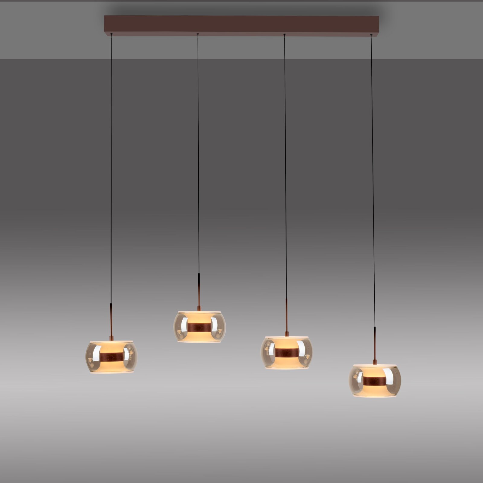 Moderne 4-flammige Pendelleuchte mit brauner Deckenleiste, langen schwarzen Kabeln und runden Rauchglas-Schirmen mit warmem Licht und kupferfarbenem Mittelband, Frontansicht leicht von unten