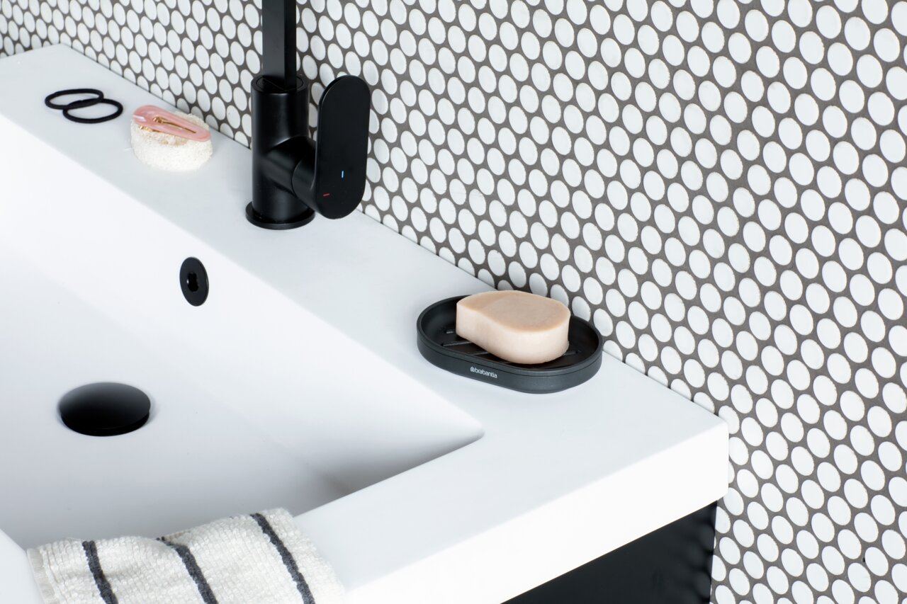 Brabantia Zeepbakje MINDSET Seifenschale aus schwarzem Material mit Seife, auf einem weißen Waschbeckenrand platziert, seitliche Perspektive