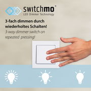 Hand betätigt einen weißen Lichtschalter mit 3-fach Dimmerfunktion, seitliche Perspektive.
