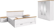 Schlafzimmermöbel-Set in Weiß mit Holzoptik-Akzenten: Doppelbett mit Schublade, zwei Nachttische und Kleiderschrank mit Spiegeltüren, freigestellt auf weißem Hintergrund, Perspektive: leicht schräg von vorn (3/4-Ansicht)