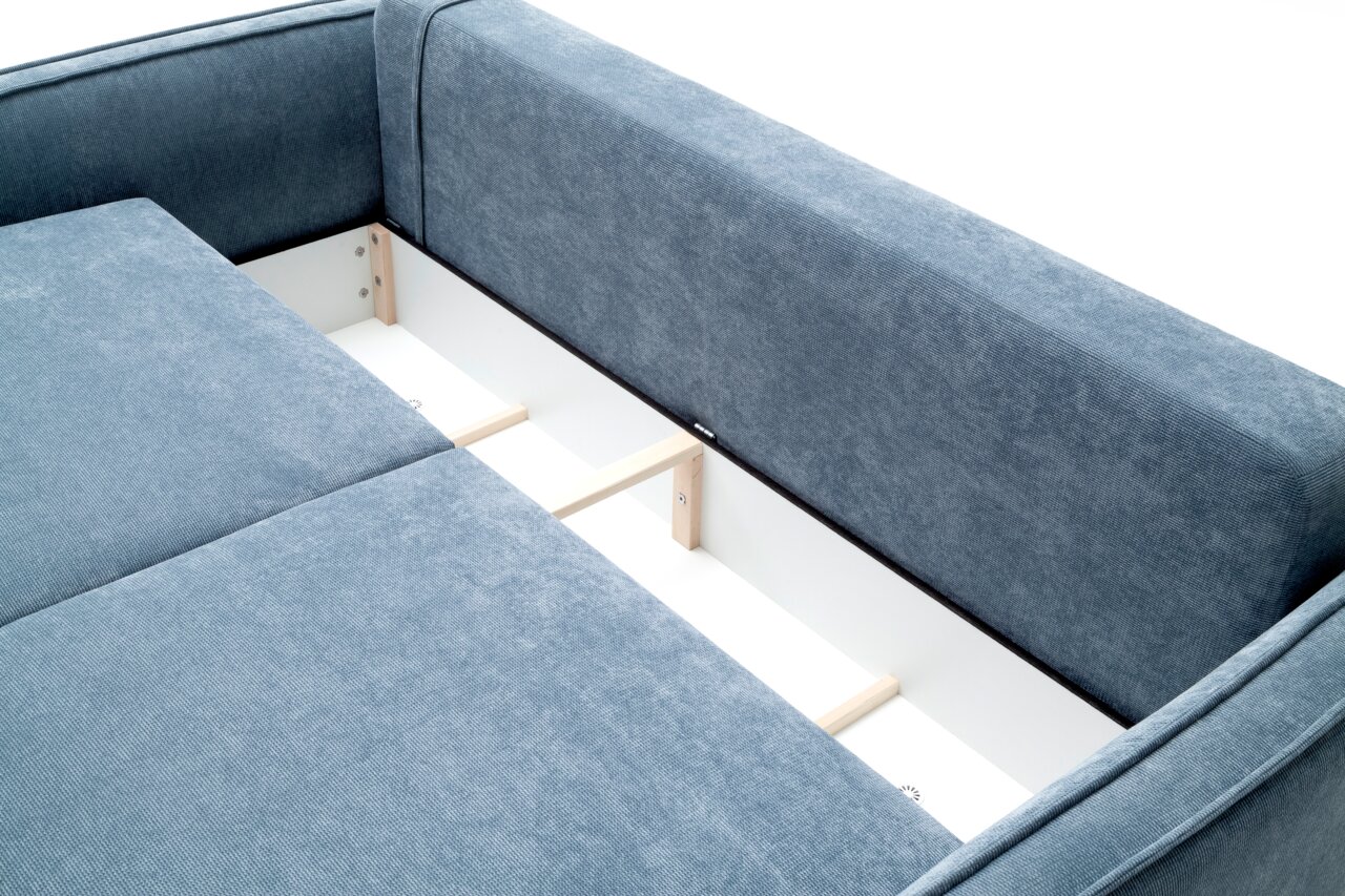 Nahaufnahme eines blauen Funktionssofas mit geöffneter Stauraumfunktion, von oben betrachtet.