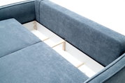 Nahaufnahme eines blauen Funktionssofas mit geöffneter Stauraumfunktion, von oben betrachtet.