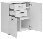 Weiße Kommode mit zwei offenen Schubladen und zwei offenen Türen, die den Innenraum mit Regalböden zeigen, Perspektive von vorne links