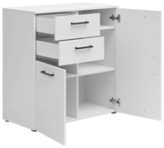 Weiße Kommode mit zwei offenen Schubladen und zwei offenen Türen, die den Innenraum mit Regalböden zeigen, Perspektive von vorne links