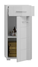 Weißer Standschrank mit einer offenen Tür, die Handtücher und Pflegeprodukte zeigt, aus der Perspektive von vorne.