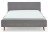 Frontale Ansicht eines grauen Polsterbettgestells mit Holzfüßen, Modell MATTIS.
