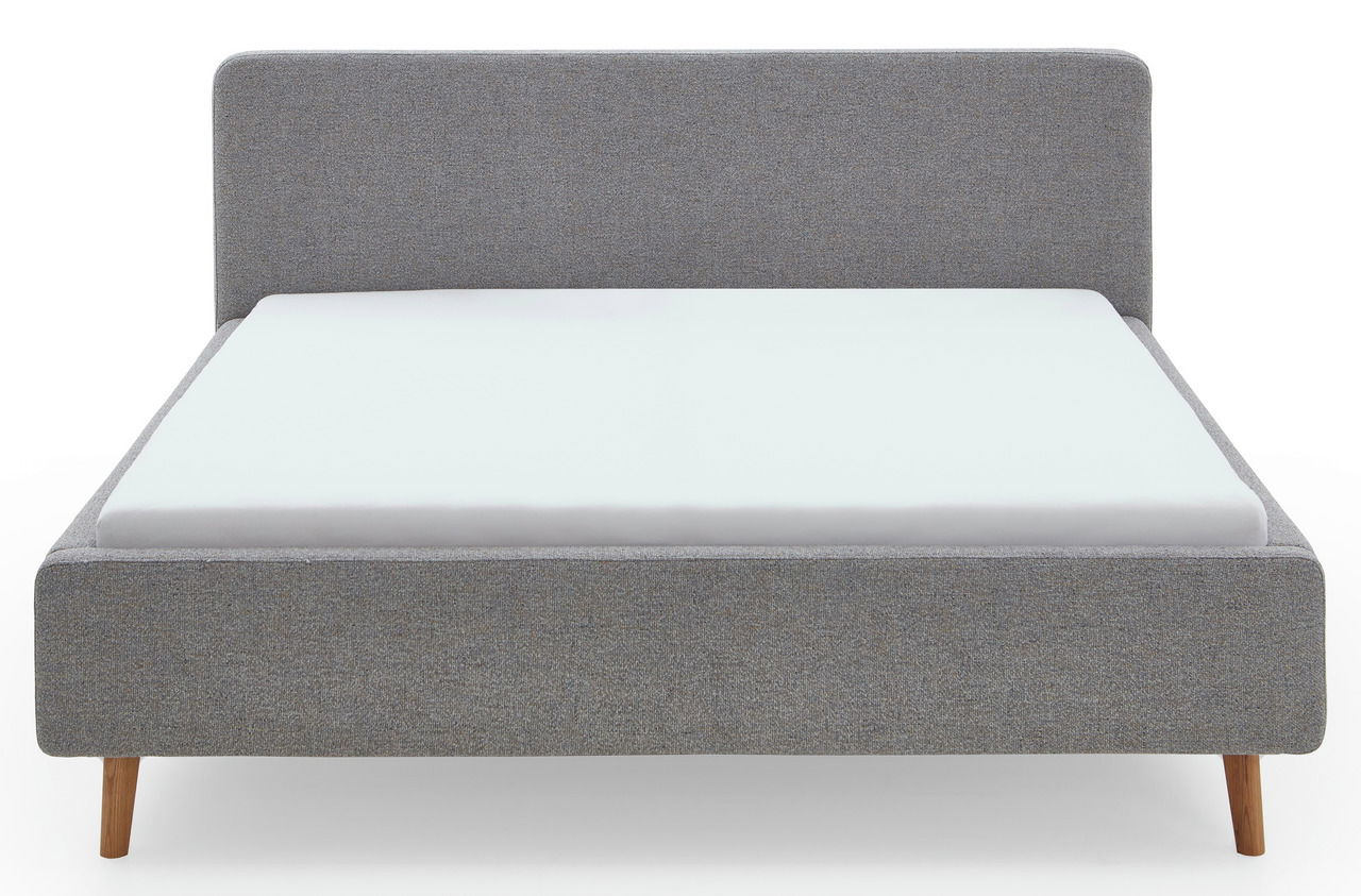 Frontale Ansicht eines grauen Polsterbettgestells mit Holzfüßen, Modell MATTIS.