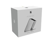 Silberner Messerblock von WMF in schräger Perspektive auf der Verpackung abgebildet.