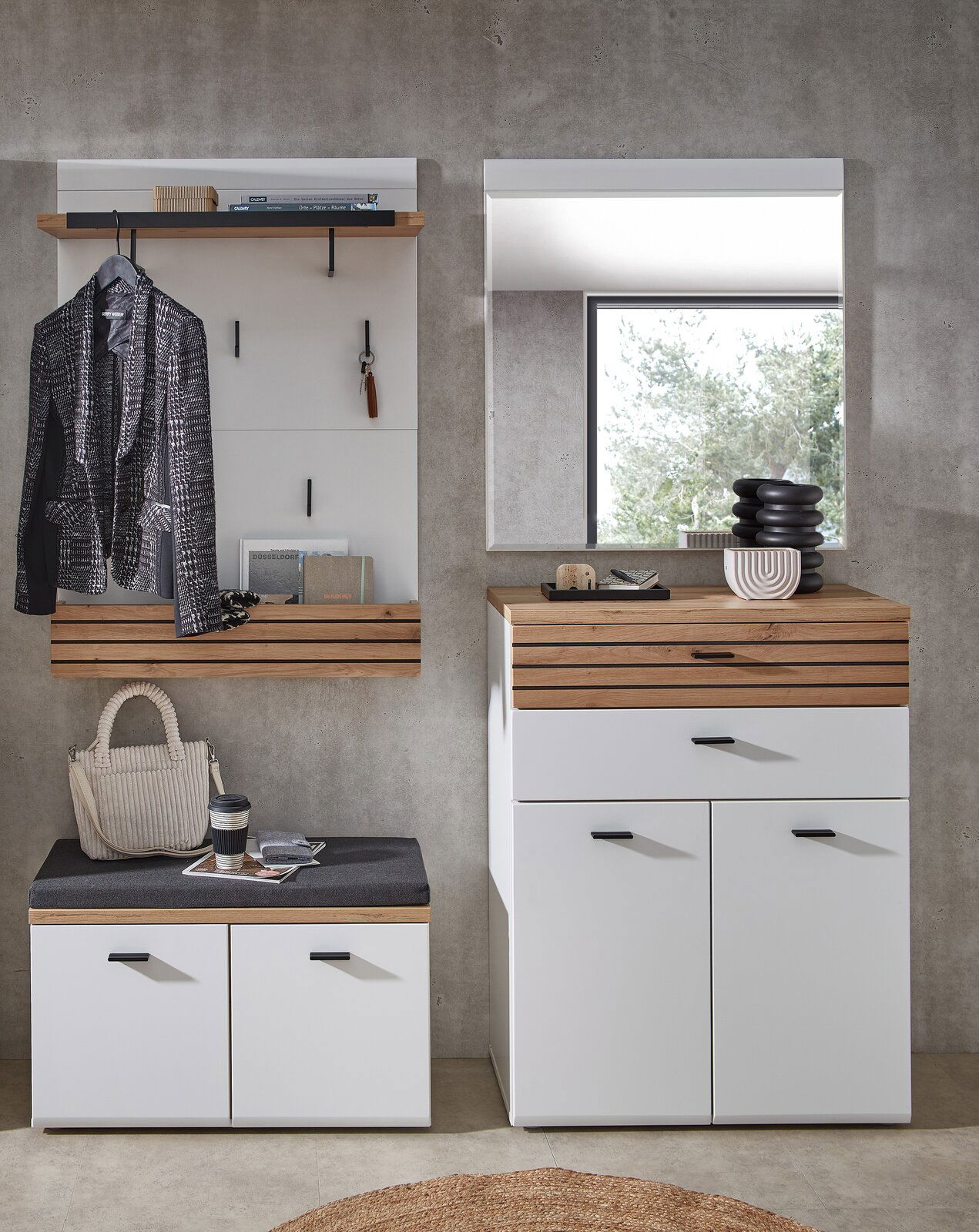 Novel Garderobenkombination-Set FRESNO Garderobenkombination Set 83 in moderner Perspektive, bestehend aus einem weißen Schrank mit Holzdetails, einer Sitzbank mit Stauraum und einem Wandspiegel.